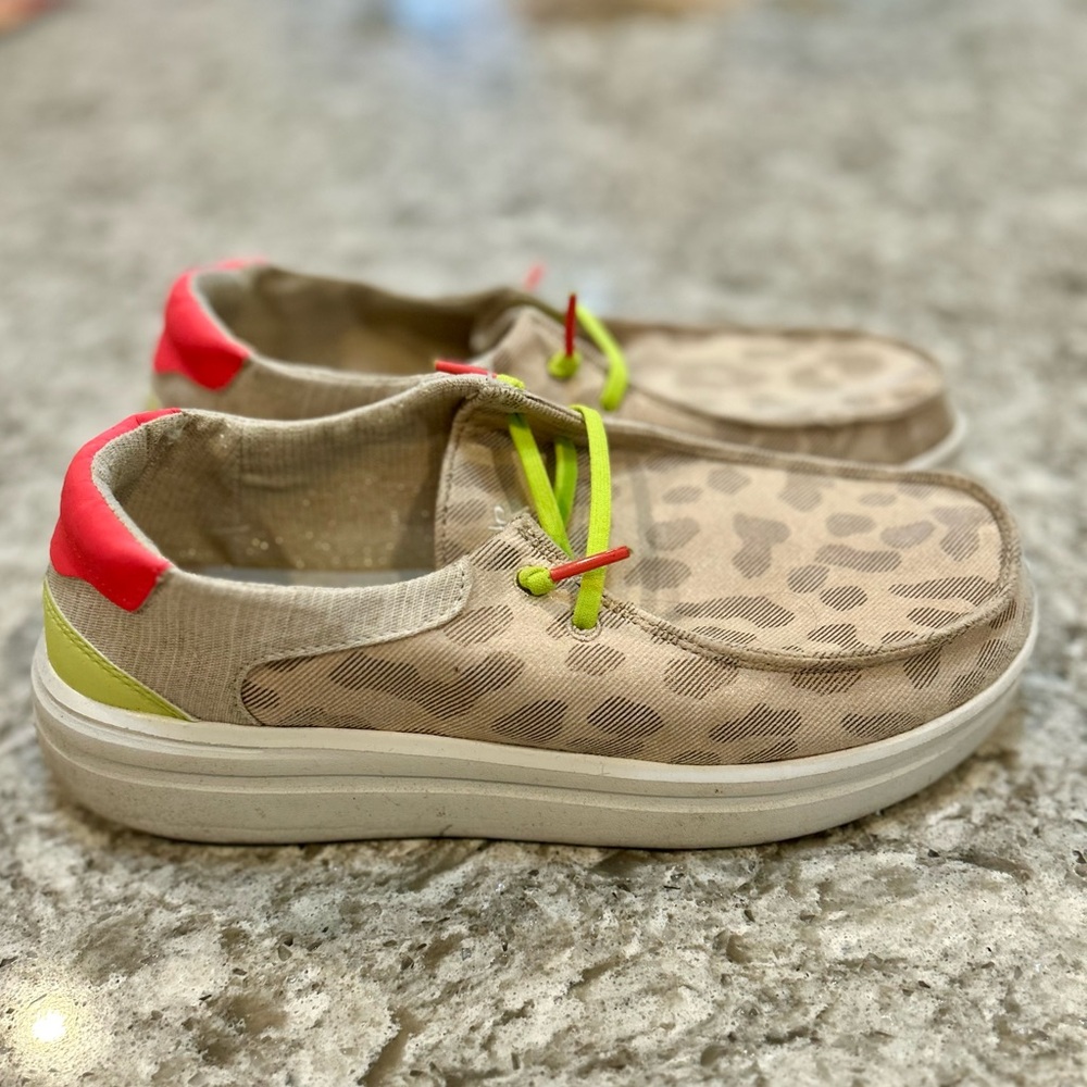 SZ 8 Hey Dude Platform leopard/neon slip-ons